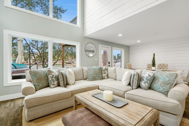 Building Photo - 3203 Poe Dr