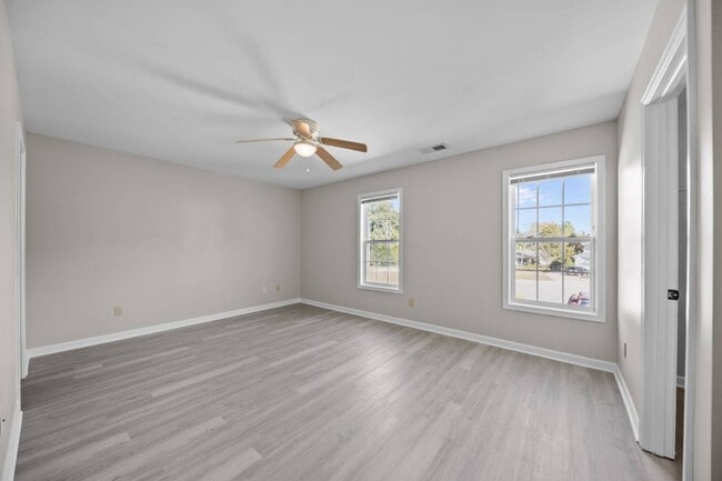 Building Photo - 122 Sherman Ct