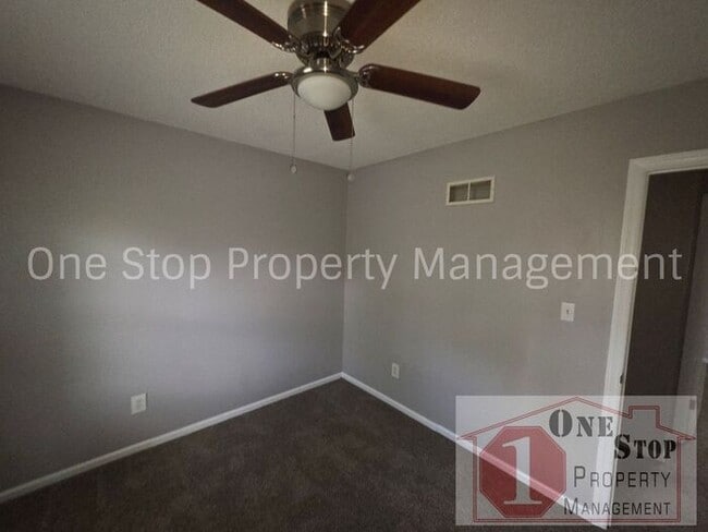 Building Photo - The Perfect 3 bedroom/2 bathroom home in Grandview, MO!