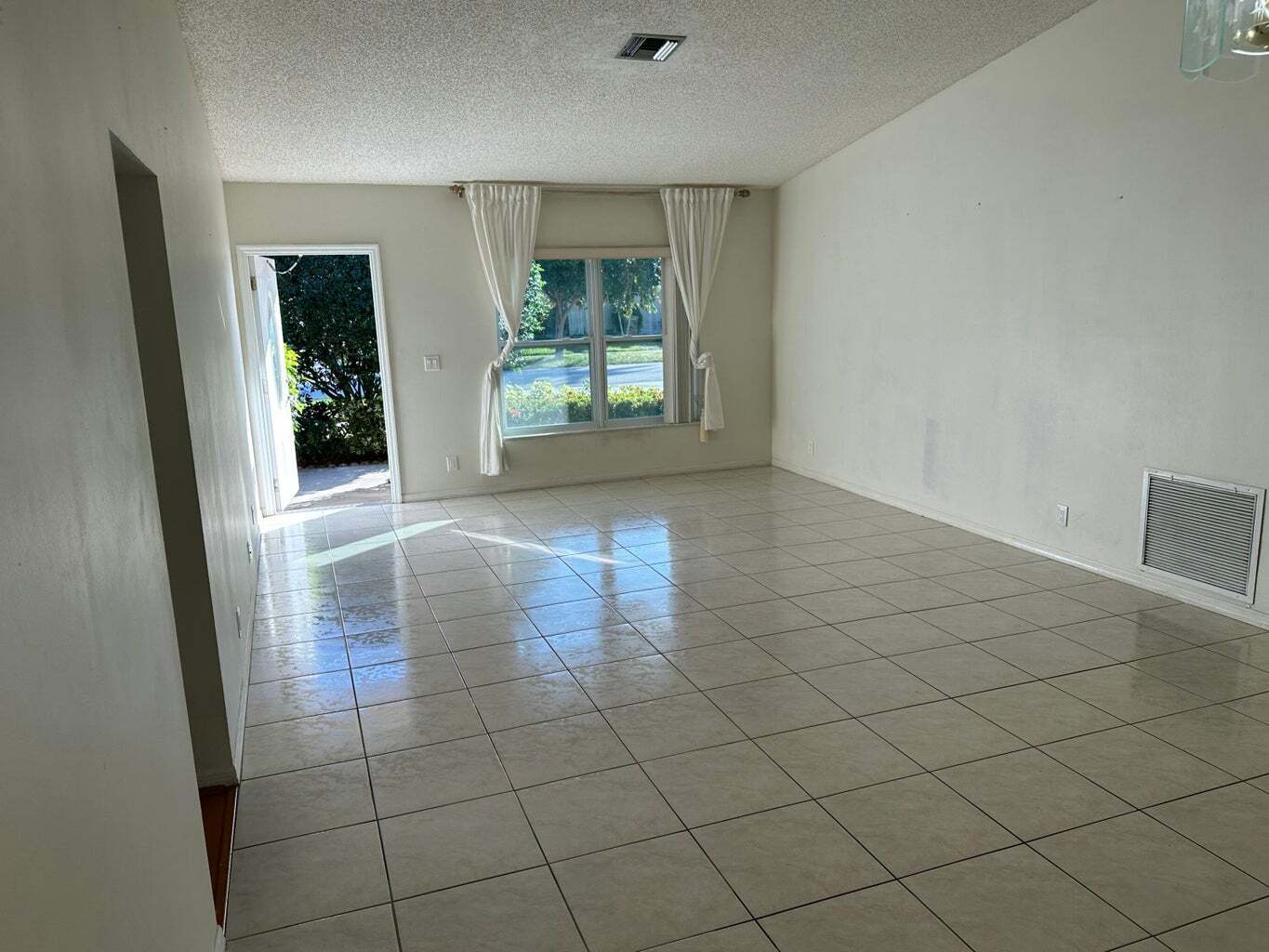 Building Photo - 3291 SW 4th St