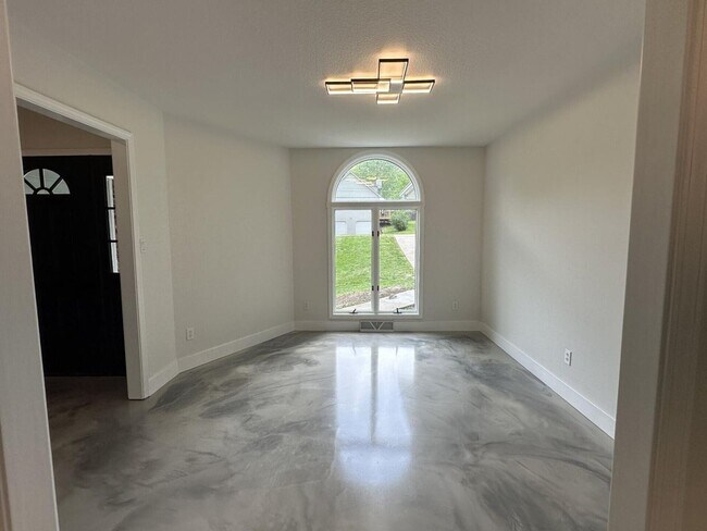 Building Photo - 5 Bed 4 Bath Home fenced yard