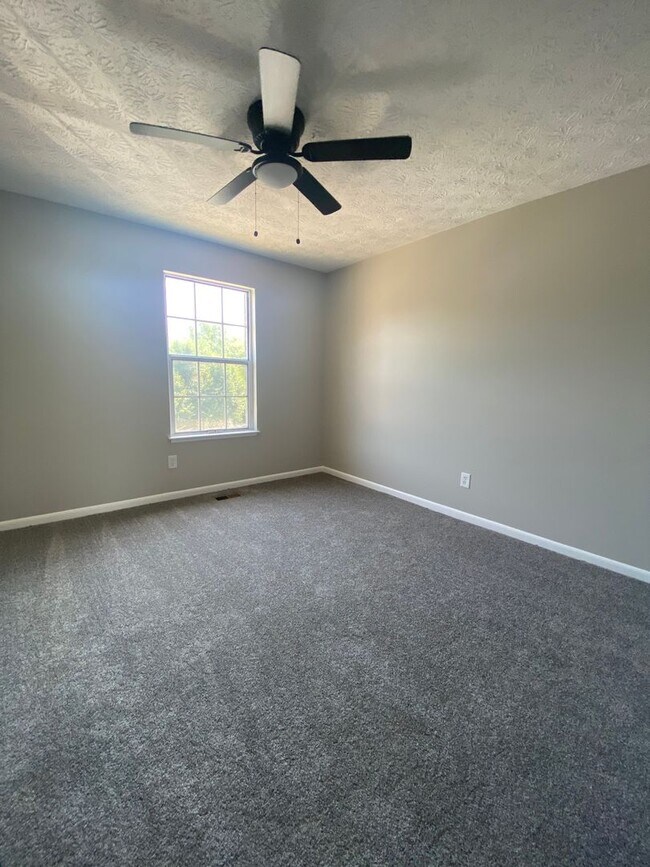 Building Photo - Spacious 5 Bedroom, 2 Bath Townhome – Edge...