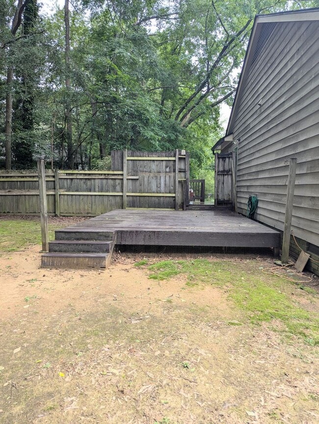 Building Photo - Fenced in Back Yard! Two Bedroom Two Bath ...