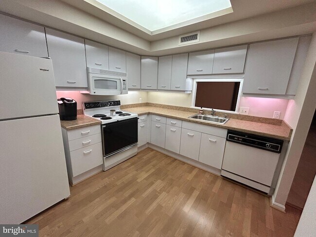 Building Photo - 1100 Lovering Ave