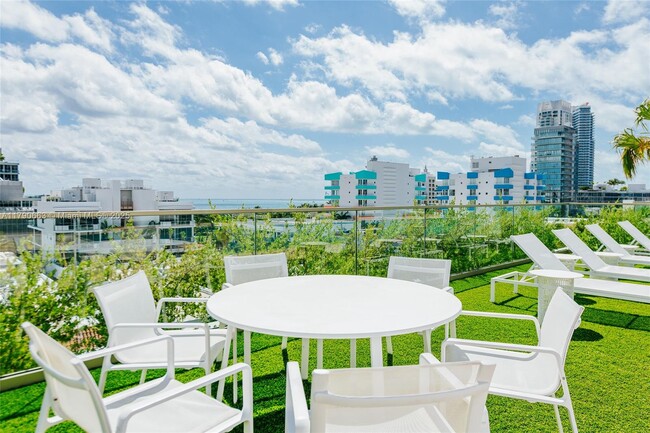Building Photo - 300 Collins Ave