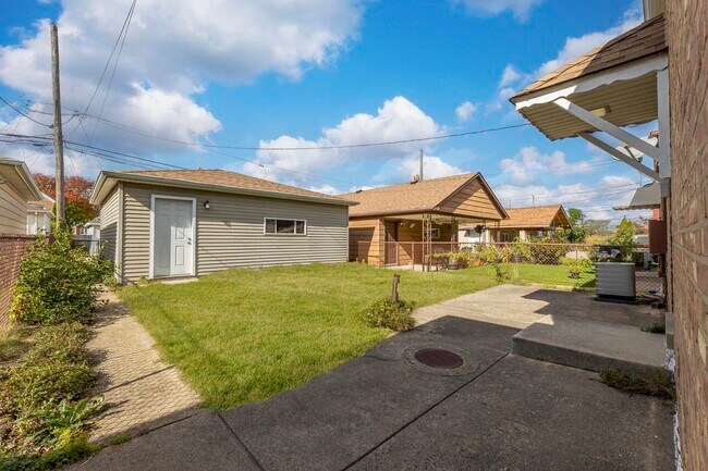 Building Photo - 5534 S Natoma Ave