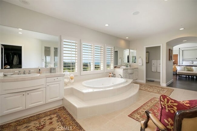 Building Photo - 27 Via Monarca St