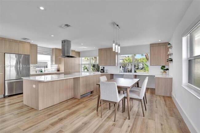 Building Photo - 1194 Hillsboro Mile Unit 1