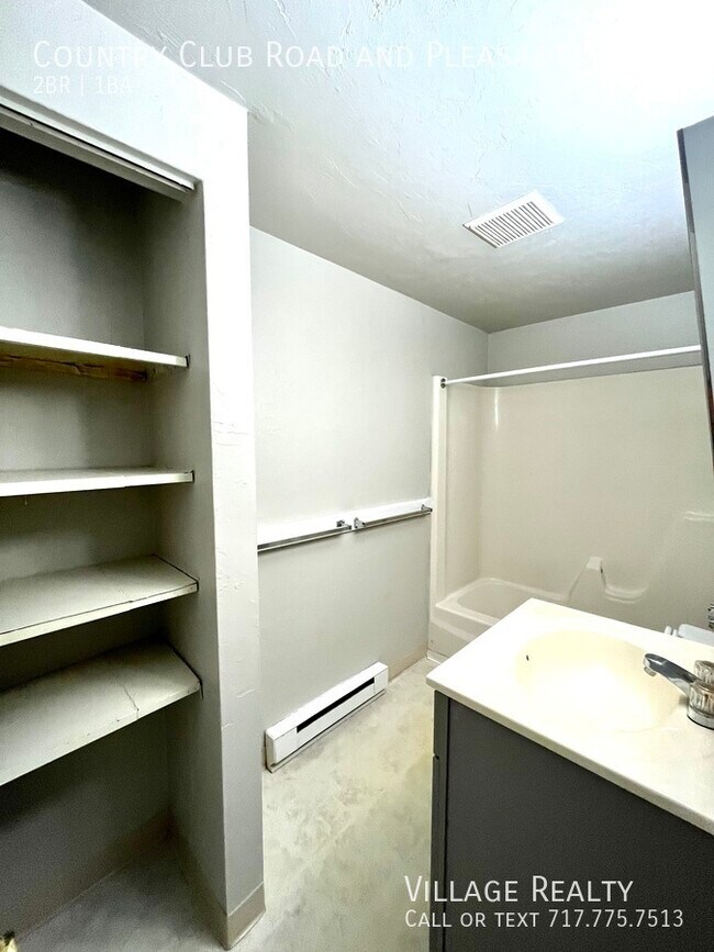 Building Photo - 605 Country Club Rd