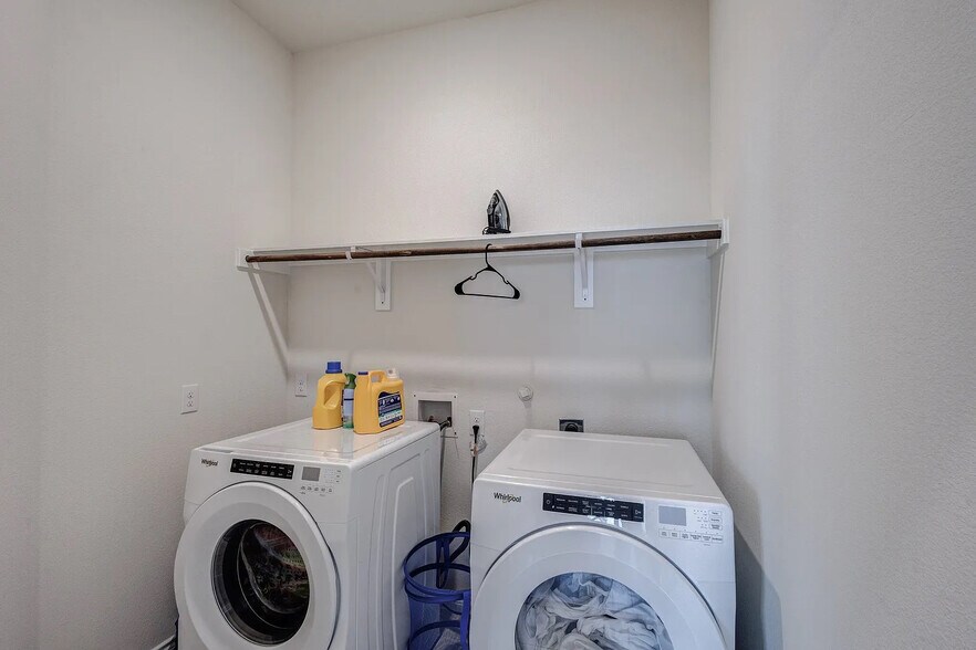 Building Photo - Room in House on Newby Ln