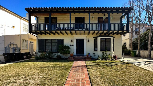 Building Photo - 1066  S Genesee-