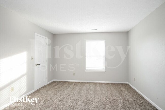 Building Photo - 429 E Pine Ridge Dr