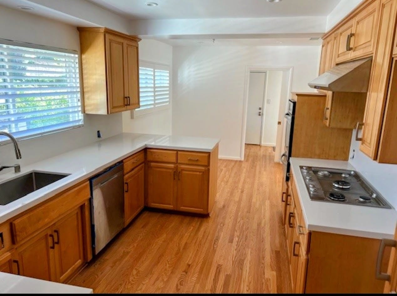 Building Photo - 9647 Vanalden Ave