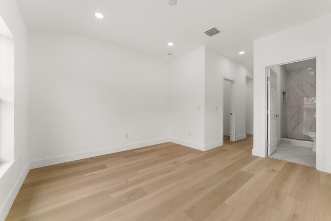 Building Photo - 111 W 35th St