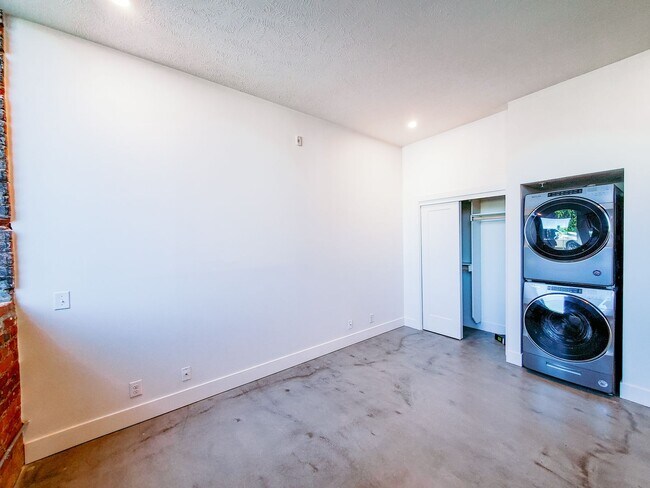 Building Photo - Exposed Brick Studio Apartment at a Great Price!