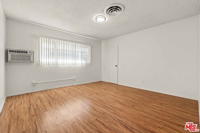 Building Photo - 15540 Moorpark St