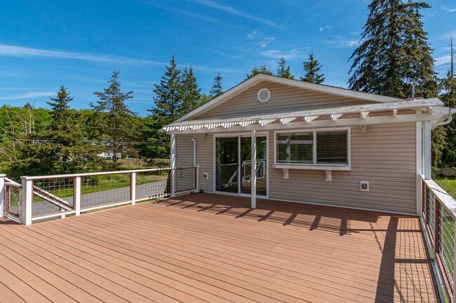 Building Photo - Spacious 2+ Bedroom Home on Corner Lot in ...