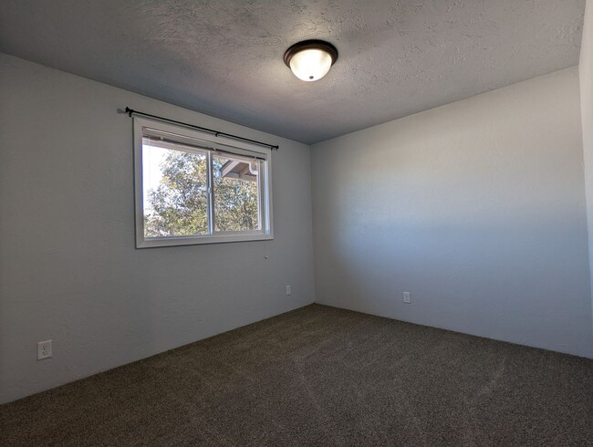 Building Photo - Newly Renovated 2-Bedroom, 1.5-Bath Apartm...