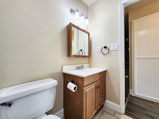 Building Photo - 2 Bedroom Townhome with Pool