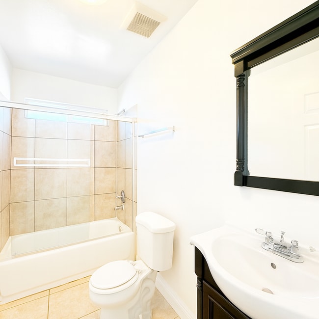 Building Photo - 631 E 78th St