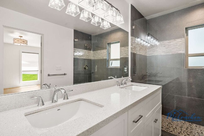 Building Photo - Modernized Spacious 3 Bedroom Home with Lu...