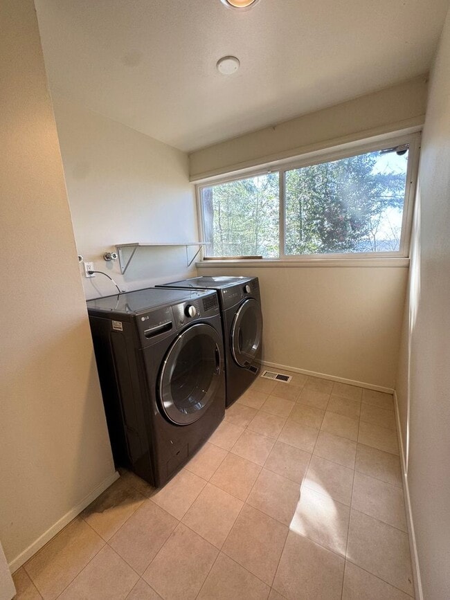 Building Photo - Mid-century modern view 3 bed house on top private drive with view of valley