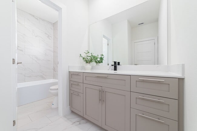 Building Photo - 11916 S Hoa Sen Cir