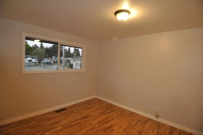 Building Photo - Completely renovated 4 bedroom in Kent!