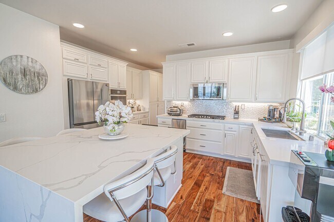 Building Photo - Expansive 5-Bedroom Home with Spa & Solar ...