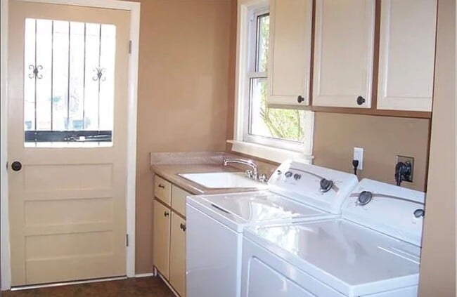 Building Photo - Sylvan Park Craftsman!!