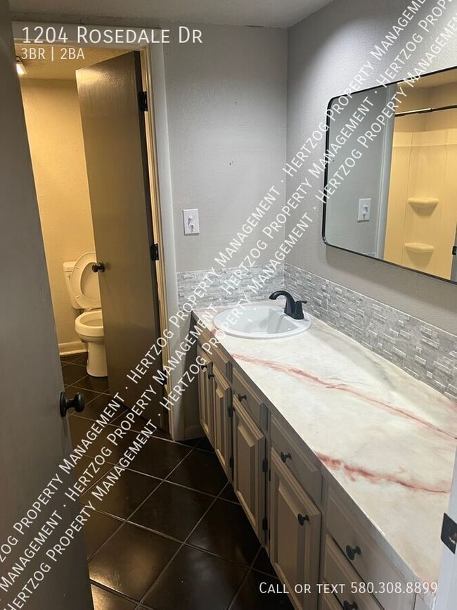 Building Photo - 1204 Rosedale Dr