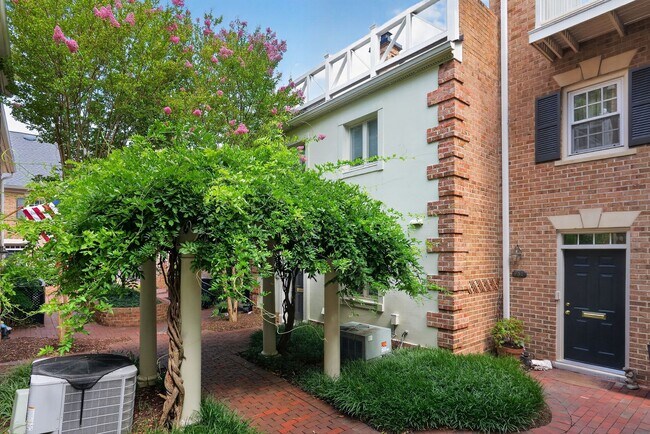 Building Photo - Fully Furnished Executive Townhome | 2 Bedrooms + Dedicated Office | 6-Month Minimum