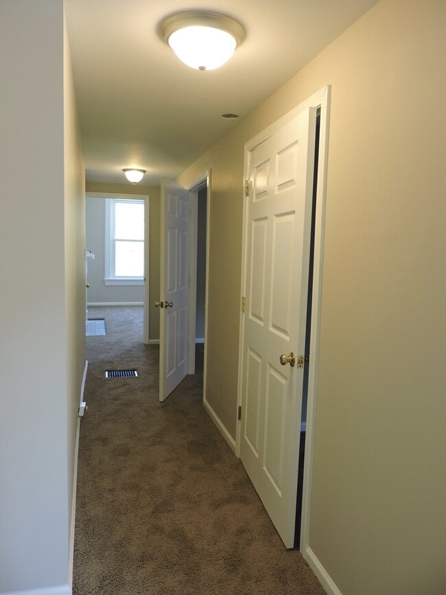 Building Photo - Beautiful 4 bed/1.5 bath Rental Mins. from...