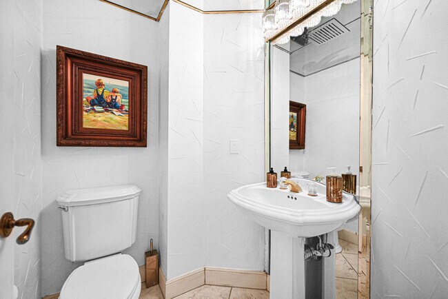 Building Photo - 301 N Birch Rd