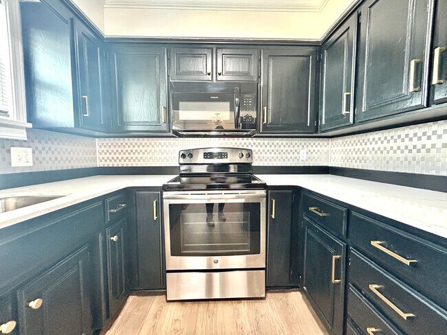 Building Photo - Well appointed 2 bed, 2.5 bath Townhouse Partial Utilities Included!