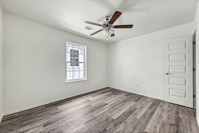 Building Photo - 1082 S Benchmark Ln