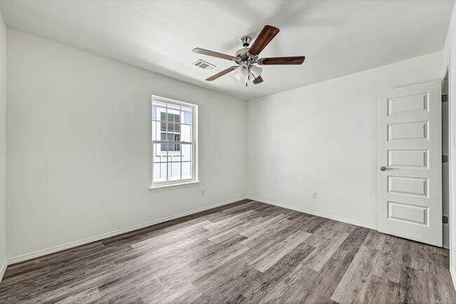 Building Photo - 939 S Benchmark Ln