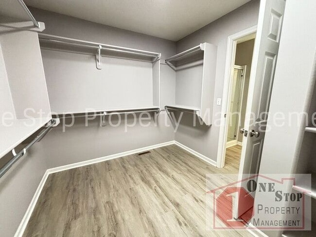 Building Photo - Luxury 5 bedroom, 4 bathroom Home Availabl...