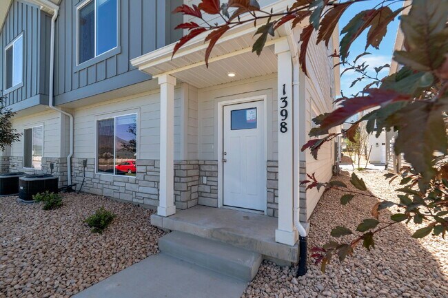 Building Photo - 2 Wks FREE | Modern 3-Bedroom, 2.5-Bathroom Townhome Near Highway 6 and I-15 - END UNIT