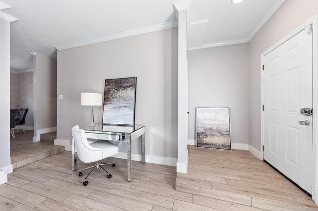 Building Photo - 7700 Creekbend Dr