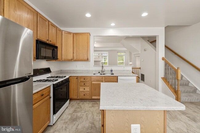 Building Photo - 956 Harrison Cir