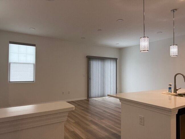 Building Photo - 287 Kingsport Dr