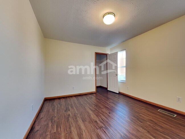 Building Photo - 6088 Lakewood Dr