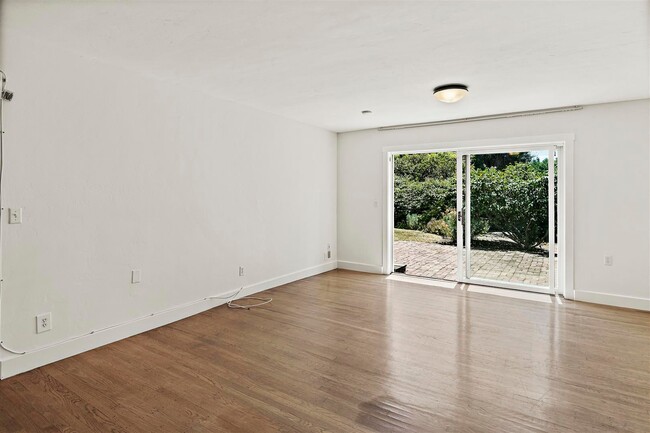 Building Photo - Large, Beautiful Upper Piedmont Home