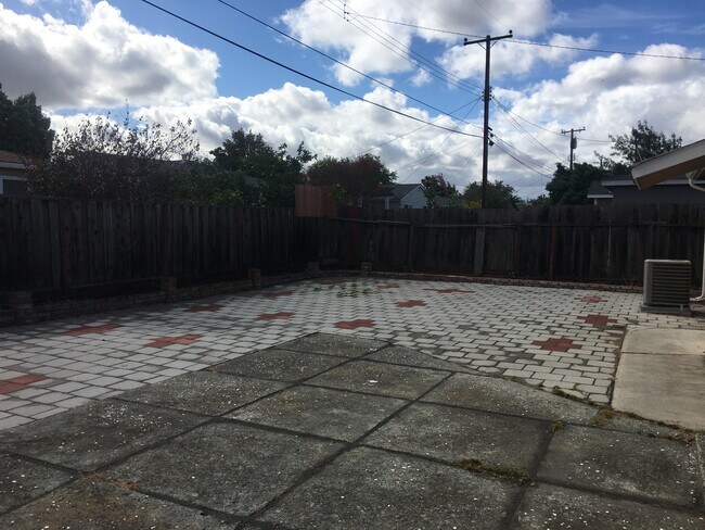 Building Photo - 1822 Eisenhower Dr