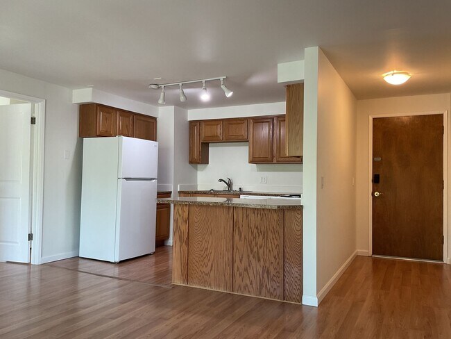Building Photo - 1 Bed / 1 Bath Houghton condo in Kirkland $1,695/month