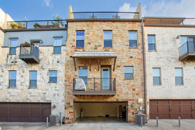 Building Photo - 221 Adams St