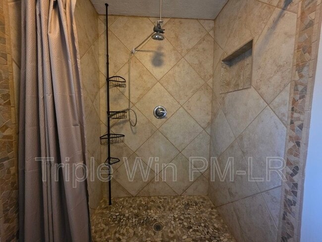 Building Photo - 5425 Chauvin Dr