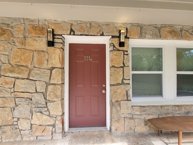 Building Photo - 2BR - Custom Features – More Space Than Apartments