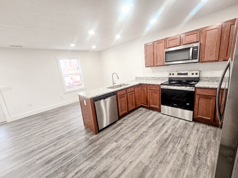 Building Photo - 120 Ivy Trce